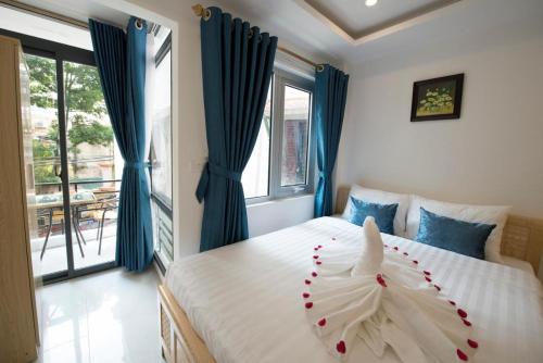 Postel nebo postele na pokoji v ubytování Hanoi Holiday Hotel
