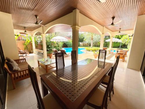 Swimming pool sa o malapit sa Coconut Paradise Holiday Villas