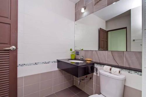 Et badeværelse på Private Pool Villa at Nai Harn 2 bedroom