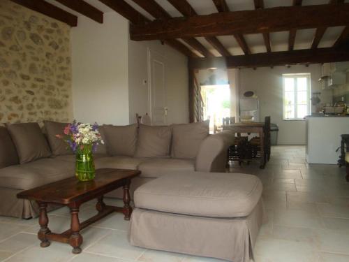 Gîte Saint-Priest-d'Andelot, 3 pièces, 4 personnes - FR-1-489-407