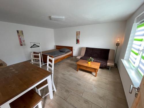 een woonkamer met een bank en een tafel bij W Diamonds Ranch in Großräschen