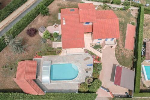 an aerial view of a house with a swimming pool at Magnifique maison à Lentilly - Piscine in Lentilly