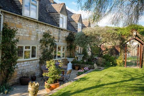 a house with a yard with a garden at Lower Mill 1 Cottage Broadway in Broadway