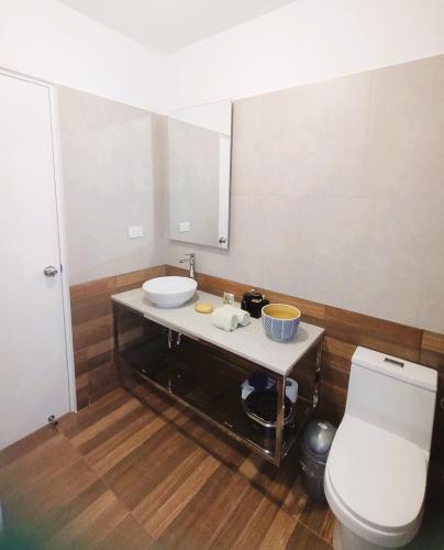 a bathroom with a sink and a toilet at LA POSADA DE GUILLE LUXURY 1 HABITACION - Surco in Lima