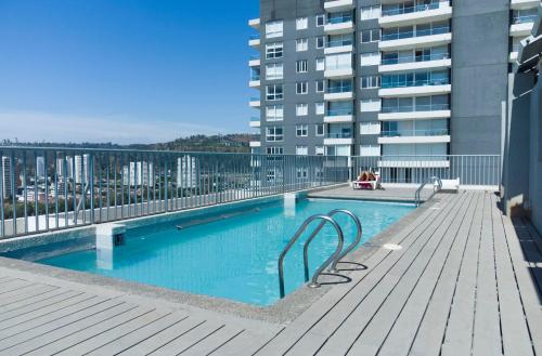 比尼亞德爾馬的住宿－Agradable departamento, frente a la Quinta Vergara，建筑物屋顶上的游泳池