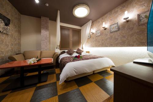 Kimiidera的住宿－HOTEL AUBE，酒店客房设有两张床和一张桌子。