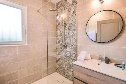 y baño con ducha, lavabo y espejo. en Rêves de Provence proche plage et Saint Tropez 1, en Saint-Tropez