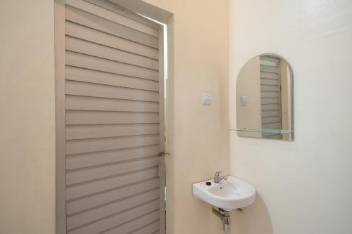 Kúpeľňa v ubytovaní RedDoorz Syariah near RS Tentara Solok