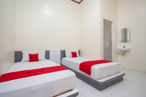 Ένα ή περισσότερα κρεβάτια σε δωμάτιο στο RedDoorz Syariah near RS Tentara Solok