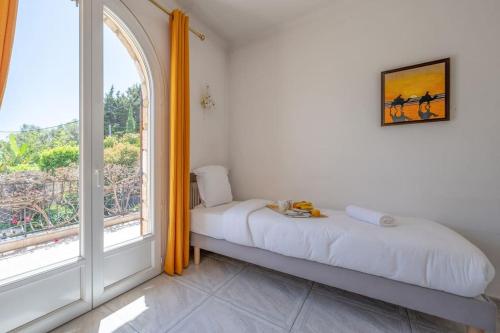 Ένα ή περισσότερα κρεβάτια σε δωμάτιο στο Villa Valentino - Vue mer- Pool House / Piscine