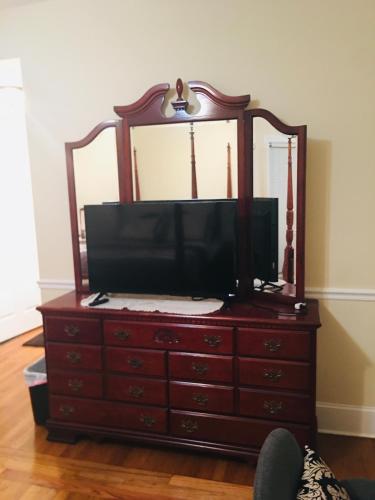 Televisyen dan/atau pusat hiburan di MooreField Suites Greensboro East