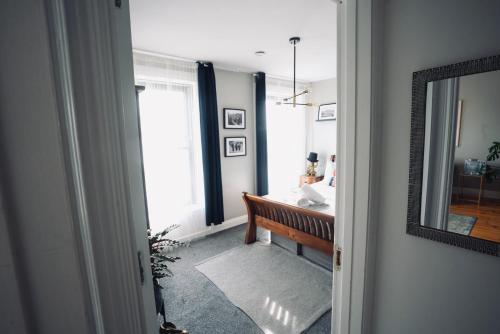 einen Flur mit einem Spiegel und einer Bank in einem Zimmer in der Unterkunft A Stylish 2 Bed Apartment in Cobh Town - Lux Stay in Cobh