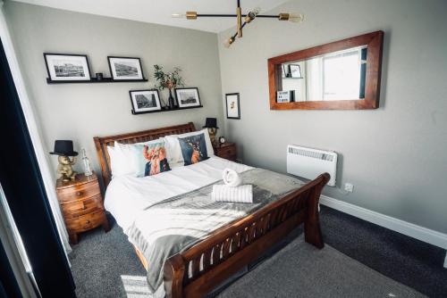 Postel nebo postele na pokoji v ubytování A Stylish 2 Bed Apartment in Cobh Town - Lux Stay