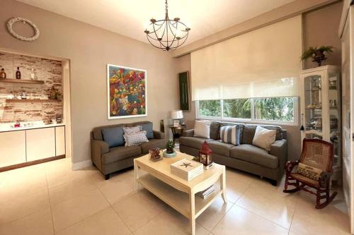 un soggiorno con divano e tavolo di Laguna Lake House - Private Pool - Sleeps 12 - Elegant a Playa Blanca