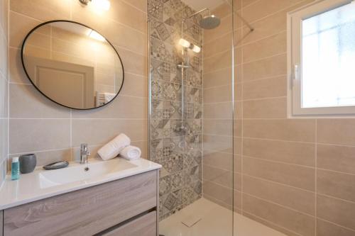 y baño con lavabo y espejo. en Brise Marine piscine St Tropez II, en Saint-Tropez