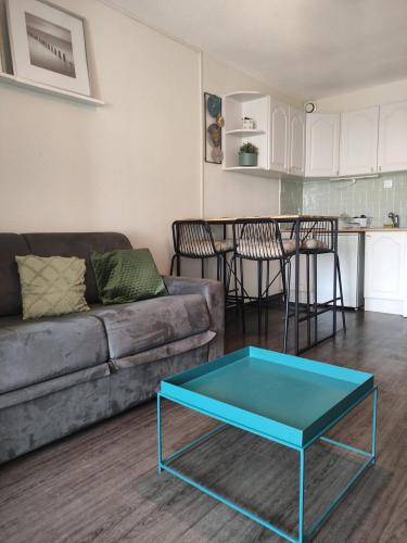 un salon avec un canapé et une table dans l'établissement Studio cabine Marché de Noël - Vue mer, au Barcarès