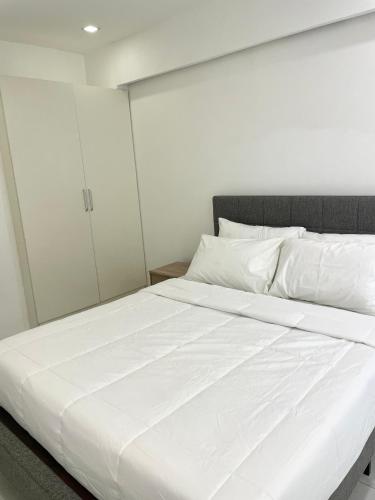 מיטה או מיטות בחדר ב-Burgundy Guest Suite