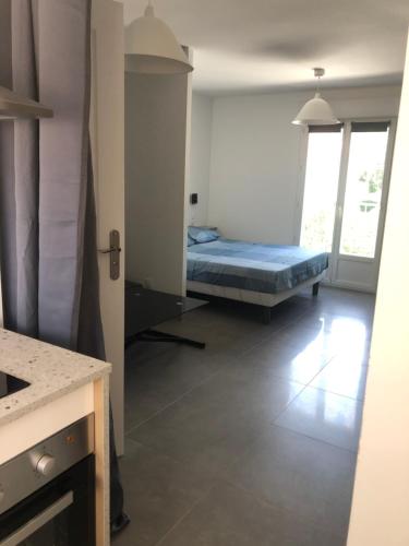 une chambre avec un lit dans le coin d'une pièce dans l'établissement LA VILLA NESSIRAH, à Fréjus