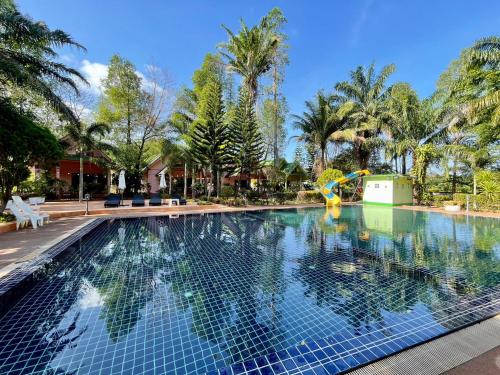 una piscina con un tobogán en un complejo en Bangburd Resort, en Ban Khiam En