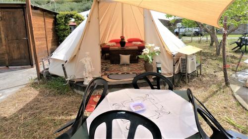 Ein Garten an der Unterkunft Gole Alcantara mini Glamping Lanternavacanze