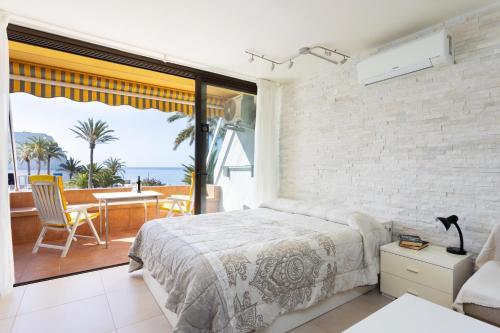 um quarto com uma cama e vista para o oceano em AMAZING SEASIGHTS - TENERIFE em Costa Del Silencio
