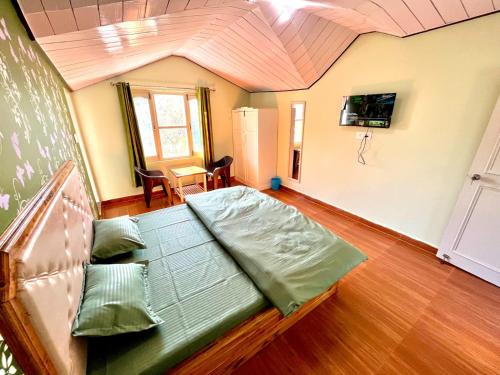 um quarto com uma cama num quarto em Hill Side Inn em Shimla