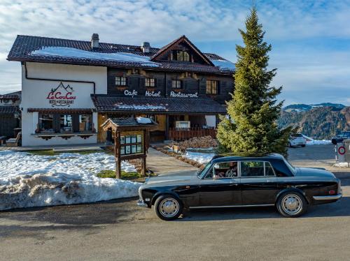an old car parked in front of a building at Le Coucou Hotel Restaurant & Lounge-Bar in Montreux