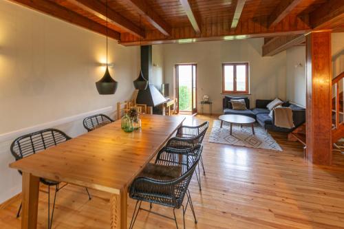 - une salle à manger et un salon avec une table et des chaises en bois dans l'établissement Casa Horts del Vilar, à Urtx
