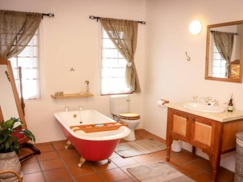 La salle de bains est pourvue d'une baignoire, de toilettes et d'un lavabo. dans l'établissement Place of Sonlight, à Swellendam