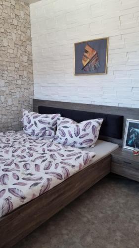 a bed in a room with at Modern eingerichtete 3-Zi-Ferienwohnung zu vermieten in Löffingen