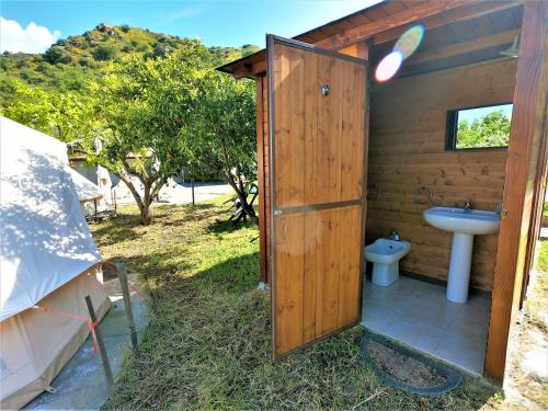 Koupelna v ubytování Gole Alcantara mini Glamping Lanternavacanze
