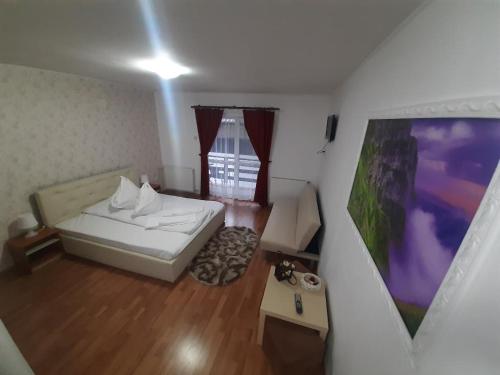 a small room with a bed and a table at Casa Katalina 2 in Buşteni