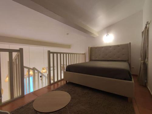 um quarto com uma cama grande num quarto em Appartement cosy 2/4 personnes em La Roquebrussanne