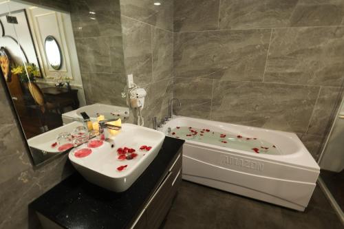 Ett badrum på Royal Văn Phú Hotel