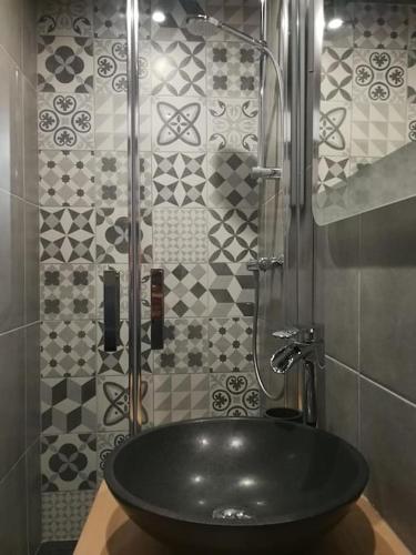 La salle de bains est pourvue d'un lavabo noir et d'une douche. dans l'établissement Art, Sailing, Fishing, Beach ... Sérignan!, à Sérignan