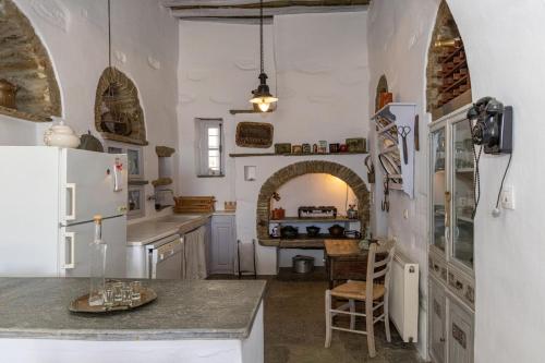 Kuchyňa alebo kuchynka v ubytovaní Tinos Olive Mill House
