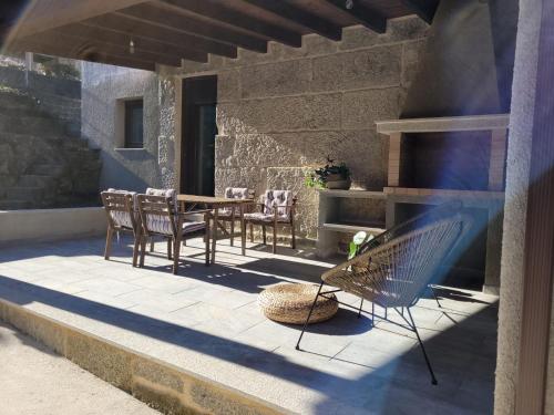 eine Terrasse mit Stühlen und einem Tisch auf einem Gebäude in der Unterkunft Casa do Porto 