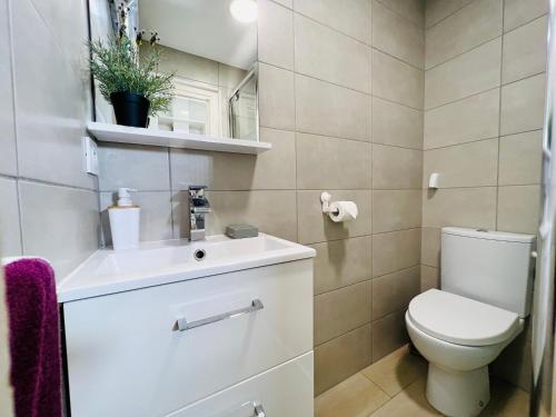 Kúpeľňa v ubytovaní Les Néréides - T3 à 50m de la plage - Clim - Terrasse & BBQ - Wifi/Netflix