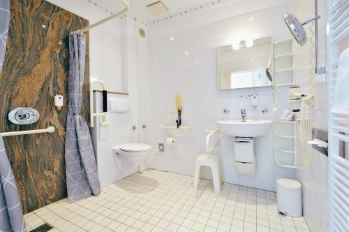 Hotel Jugendstil في هاملن: حمام أبيض مع حوض ومرحاض