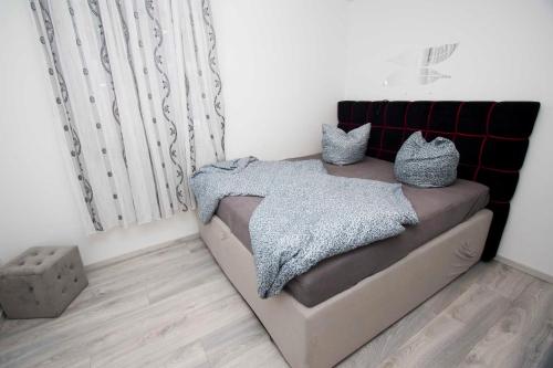 Tempat tidur dalam kamar di Apartment Maria Makarska
