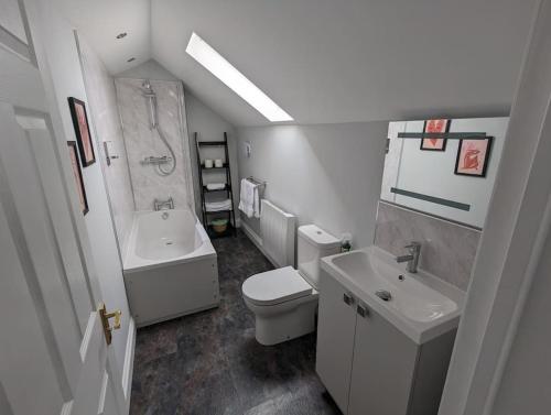 La salle de bains est pourvue d'un lavabo et de toilettes. dans l'établissement 31 High Street - Modern & Stylish 2-bed Apartment - inc parking, à Husbands Bosworth