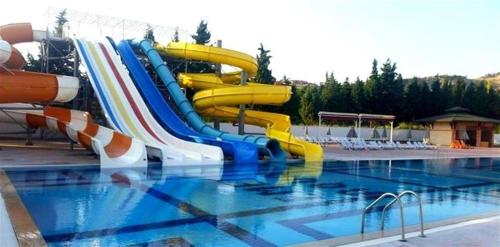um escorrega aquático numa piscina num parque aquático em Queen Thermal Resort Hotel em Emet