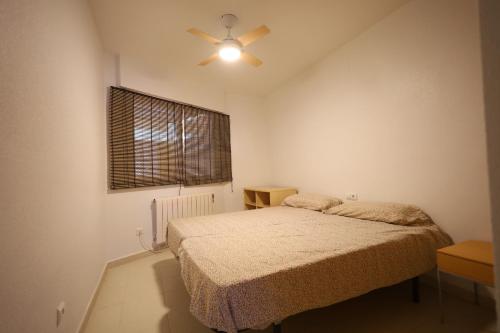 เตียงในห้องที่ 2 bedroom apartment at beach Dehesa de Campoamor