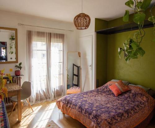 - une chambre avec un lit, une table et une fenêtre dans l'établissement Appartement T3 70m2 lumineux proche de la gare, à Annecy