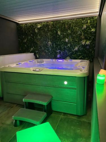 une baignoire avec deux tabourets devant une plante dans l'établissement L'hetre, à Saint-Sébastien-sur-Loire