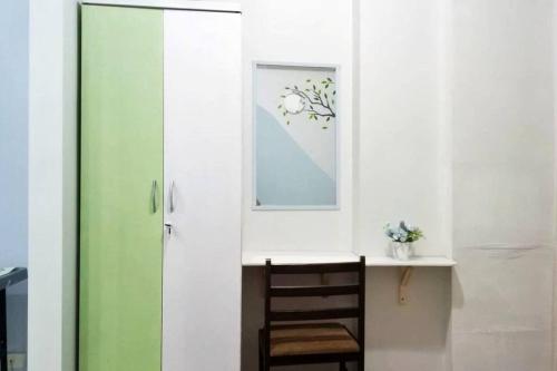 um quarto com uma secretária, uma cadeira e um espelho em NEAREST MALL of ASIA Resort-facing 1BR fast wifi em Manila