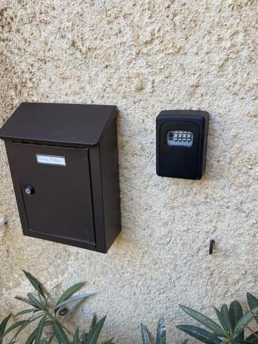 une boîte noire sur le côté d'un mur dans l'établissement Maison de village située à 10 mins d'Ajaccio, à Alata