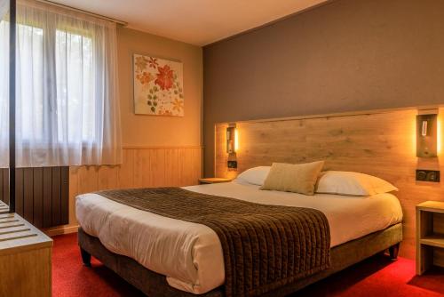 Postel nebo postele na pokoji v ubytování Logis Hotel Le Lac