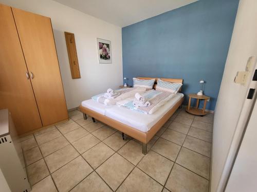 een slaapkamer met een bed met handdoeken erop bij Deichstraße 15 W A 13 in Norddeich