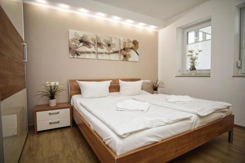ラウターバッハにあるHafenresidenz FeWo 2-2 - Balkon, Meerblickのベッドルーム(白いシーツを使用した大型ベッド1台付)